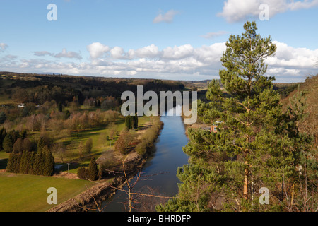 Den Blick Richtung Norden entlang den Fluss Severn, vom Aussichtspunkt auf hohen Felsen, Bridgnorth, Shropshire. Golfplatz auf der linken Seite. Stockfoto