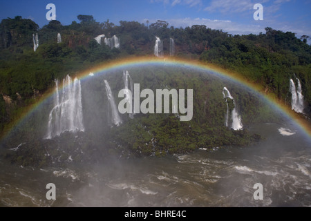 Regenbogen über dem Fluss Iguaçu Nationalpark, Parana, Brasilien, Südamerika Stockfoto