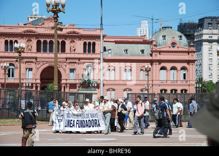 Eine Demonstration vor der Casa Rosada (rosa Palast), der Präsidentenpalast an der Plaza de Mayo Stockfoto