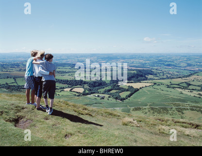 Mutter und zwei Jungs im Teenageralter Blick auf einen Blick Stockfoto