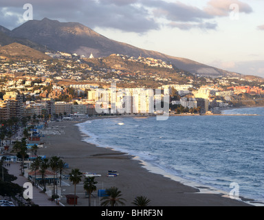 BLICK AUF DIE KÜSTE UND STRAND IN FUENGIROLA COSTA DEL SOL ANDALUSIEN SPANIEN Stockfoto