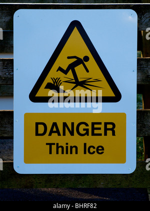 Dünnem Eis Gefahrenzeichen neben Kanal, Bude, Cornwall, UK Stockfoto