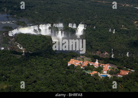 Luftaufnahme von Iguazu Wasserfälle und das Hotel das Cataratas in iguacu brasilianischer Seite Nationalpark, Parana, Brasilien, Südamerika Stockfoto