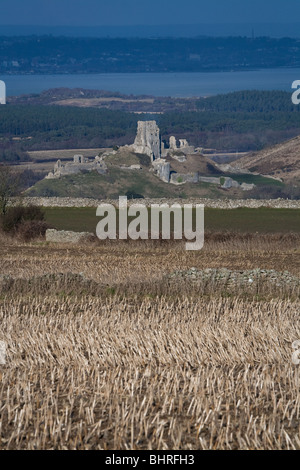 Die Ruinen von Corfe Castle von den Hügeln oberhalb von Kingston, Purbeck, Dorset, Großbritannien Stockfoto