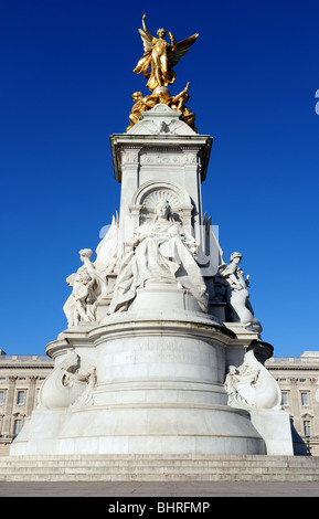 Statue vor Buckinghampalast in London England Stockfoto