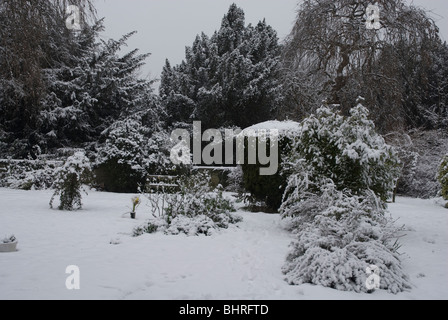 St Leonards Church Erinnerung Garten schneebedeckt, Heston West London, UK Stockfoto