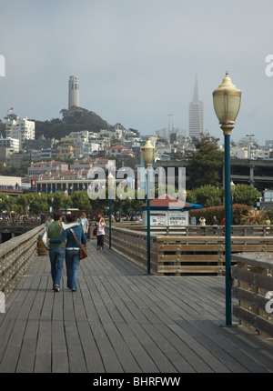 San Francisco Skyline, Coit Tower, Telegraph Hill und Transamerica Pyramide, von Fishermans Wharf Stockfoto