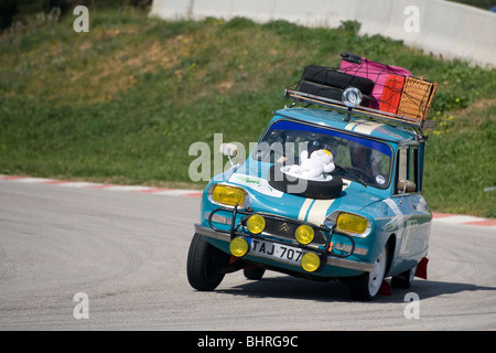 Blaue 1970 Citroen Ami 8 supermini Oldtimer in einer Kundgebung von bekannten TV-Moderatorin James Mai getrieben. Stockfoto