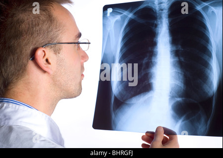 männlichen Arzt hält Röntgenbild auf weißem Hintergrund Stockfoto