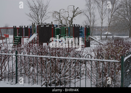 Spielplatz im Schnee, Heston Park West London UK Stockfoto