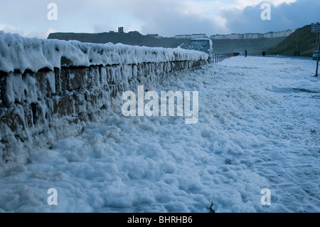 Starke Winde Schlag Schaum über Wand, direkt am Meer im Winter, Scarborough Stockfoto