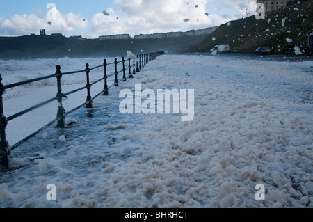 Starke Winde Schlag Schaum über Meer im Winter, Scarborough Stockfoto