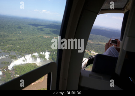 Hubschrauber fliegen über Iguazu fällt Nationalpark Iguaçu, Parana, Brasilien, Südamerika Stockfoto