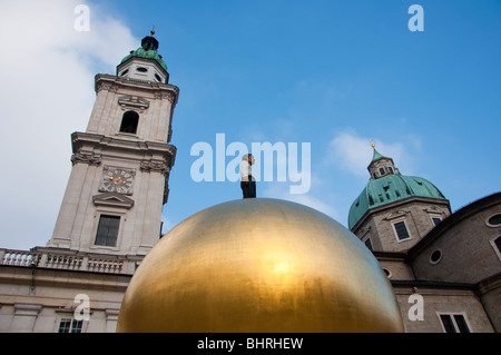 Eine moderne Skulptur von Stephan Balkenhol in Kapitelplatz in Salzburg gesehen. Österreich Stockfoto