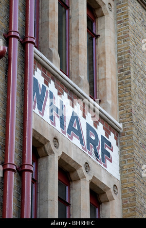 Ein Wharf Schild gemalt auf der Oberfläche eines Gebäudes. Stockfoto