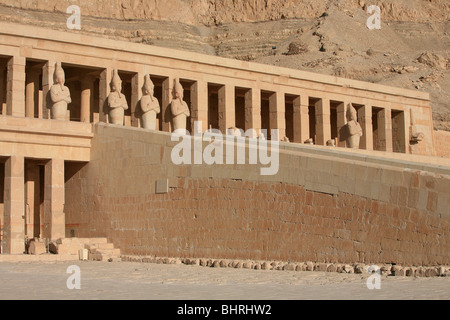 Der Punt und Geburt Kolonnade in der Leichenhalle Tempel der Hatschepsut in Deir el-Bahri in der Nähe von Luxor, Ägypten Stockfoto