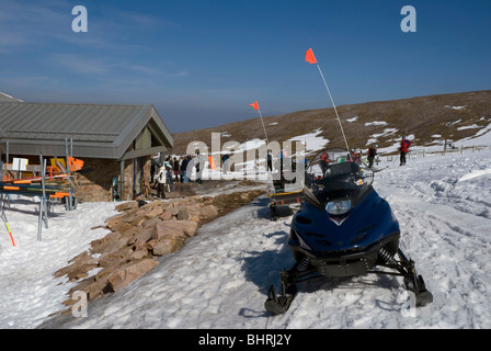 Ein Schneemobil geparkt vor dem Alpenschneehuhn Restaurant auf Cairngorm Berg Stockfoto