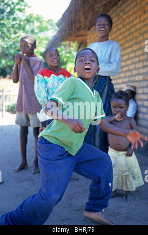 Kinder tanzen in einem Dorf in der Nähe von Kande, Lake Malawi, Malawi, Afrika Stockfoto