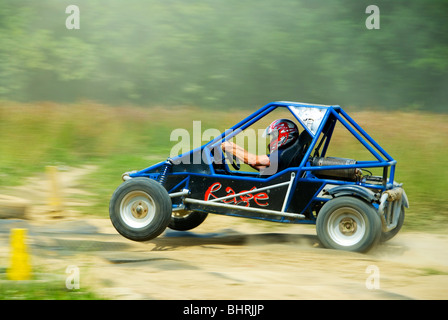 Mann fährt eine off-Road gehen Kart an Geschwindigkeit Stockfoto