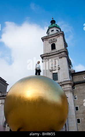 Eine moderne Skulptur von Stephan Balkenhol in Kapitelplatz in Salzburg gesehen. Stockfoto