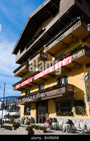 Menschen, die einen Drink vor dem Hotel De La Poste, Piazza Roma, Cortina d ' Ampezzo, Dolomiten, Italien Stockfoto