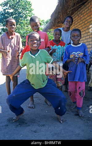 Kinder tanzen in einem Dorf in der Nähe von Kande, Lake Malawi, Malawi, Afrika Stockfoto