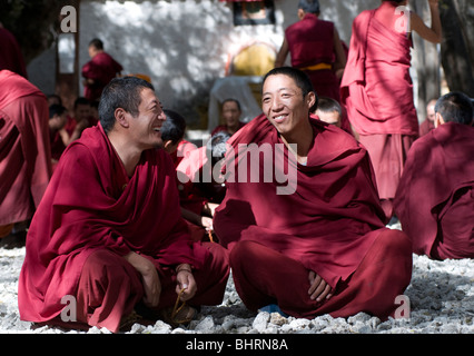 Mönche, die an das Sera Kloster Lhasa Tibet diskutieren Stockfoto