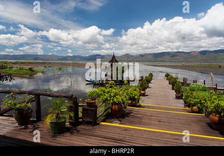 Pier von Treasure Resort am Inle-See in Myanmar Stockfoto