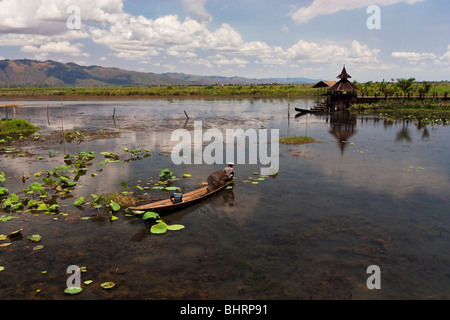 Zwei Fischer auf einem Kanu am Inle-See in Myanmar Stockfoto