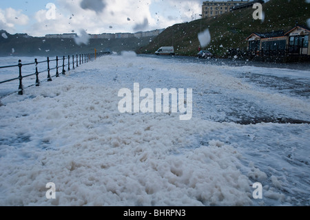 Starke Winde Schlag Schaum über Meer im Winter, Scarborough Stockfoto