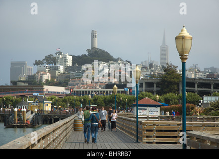 San Francisco Skyline, Coit Tower, Telegraph Hill und Transamerica Pyramide, von Fishermans Wharf Stockfoto
