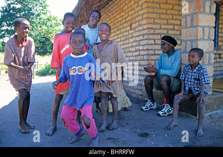 Kinder tanzen in einem Dorf in der Nähe von Kande, Lake Malawi, Malawi, Afrika Stockfoto