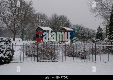 Spielplatz im Schnee, Heston Park West London UK Stockfoto