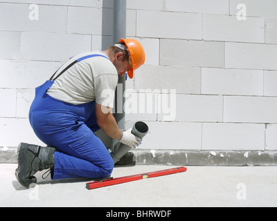 Klempner Montage pvc Abwasserrohre im neu erbauten Haus Stockfoto