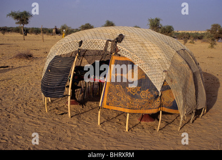 Akadaney, zentrale Niger, Westafrika. Fulbe Nomaden. Schlafen Gehäuse bedeckt mit Matten und Gewebe. Stockfoto