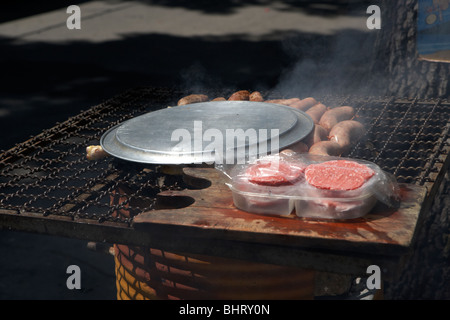 Burger und Chorizo Wurst auf ein typisches Asado street Grill in la Boca Capital federal Buenos Aires Republik Argentinien Stockfoto