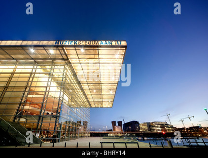 Der Abenddämmerung Amsterdamer Muziekgebouw Aan ' t IJ, Musik-Gebäude auf dem IJ und die Star Ferry Restaurant. Stockfoto