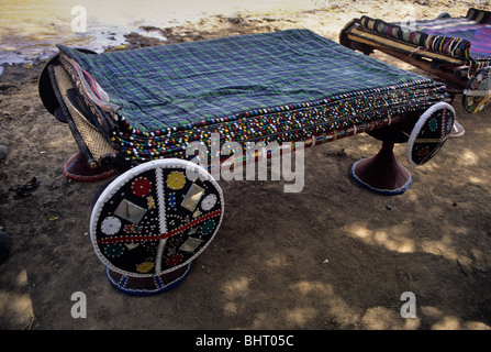 Akadaney, zentrale Niger, Westafrika. Fulbe Nomaden. Tragbare Bett mit zahlreichen Matten an der Spitze. Stockfoto
