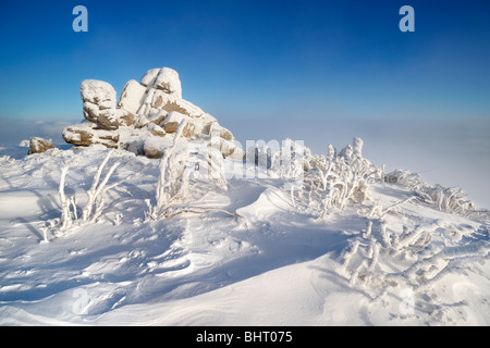 Winter Schneelandschaft mit blauem Himmel, Riesengebirge, Polen Stockfoto