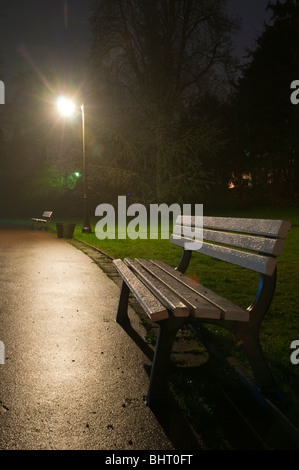 Parkbank in der Nacht, Lnatern, Park, Kurpark, Wiesbaden, Hessen, Deutschland Stockfoto