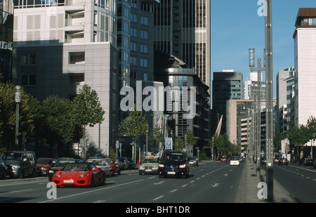 Frankfurt am Main, Mainzer Landstraße Mit modernen Bank-Und Bürogebäuden Frankfurt, Straße mit modernen Gebäuden Stockfoto