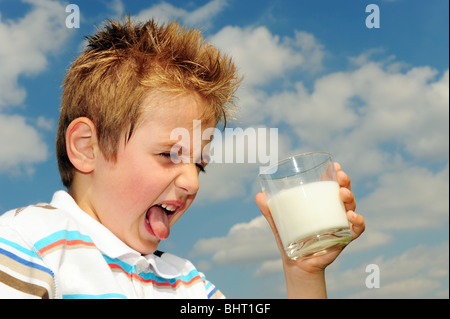 Horizontales Bild eines jungen, trinken ein Glas Milch im park Stockfoto
