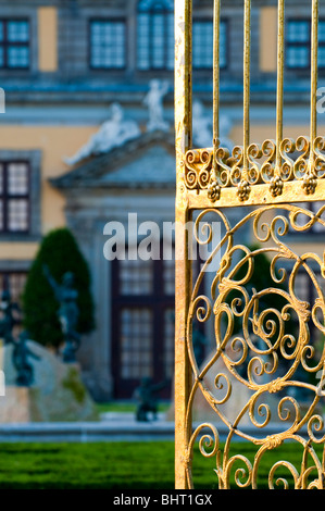 Hannover, großer Garten Herrenhausen, goldene Tor vor Galerie Gebäudemanagement, Niedersachsen, Deutschland Stockfoto