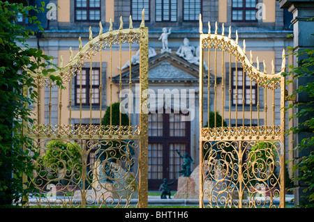 Hannover, großer Garten Herrenhausen, goldene Tor vor Galerie Gebäudemanagement, Niedersachsen, Deutschland Stockfoto