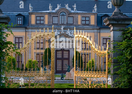 Hannover, großer Garten Herrenhausen, goldene Tor vor Galerie Gebäudemanagement, Niedersachsen, Deutschland Stockfoto