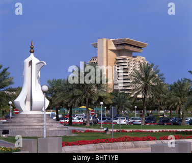 Blick auf die Corniche mit Sheraton Hotel und Kaffee-Topf-Denkmal, Katar Doha, Ad-Dawhah Stadtbezirk, Stockfoto