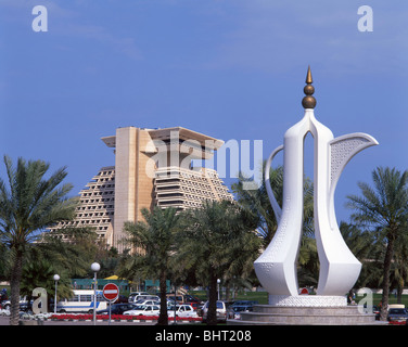 Blick auf die Corniche mit Sheraton Hotel und Kaffee-Topf-Denkmal, Katar Doha, Ad-Dawhah Stadtbezirk, Stockfoto