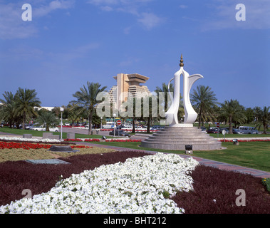 Blick auf die Corniche mit Sheraton Hotel und Kaffee-Topf-Denkmal, Katar Doha, Ad-Dawhah Stadtbezirk, Stockfoto