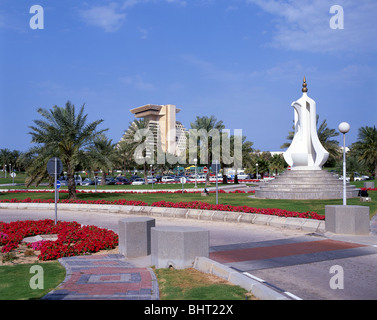 Blick auf die Corniche mit Sheraton Hotel und Kaffee-Topf-Denkmal, Katar Doha, Ad-Dawhah Stadtbezirk, Stockfoto