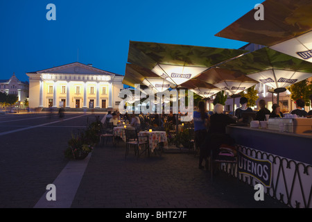 Café im freien In Rotuses-Aikste-Platz mit Rathaus im Hintergrund, Vilnius, Litauen, Baltikum, Osteuropa Stockfoto